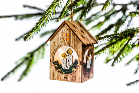 Decoratiune din lemn cu o casuta care lumineaza [0]