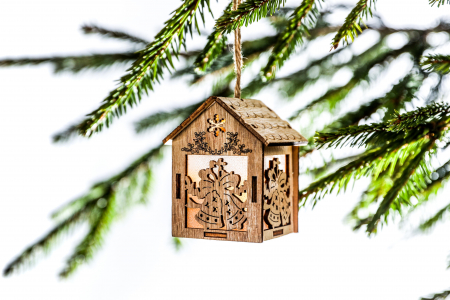 Decoratiuni Craciun - Decoratiune din lemn cu o casuta care lumineaza