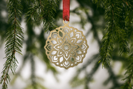 Decoratiuni Craciun - Decoratiune din lemn cu o mandala aurie