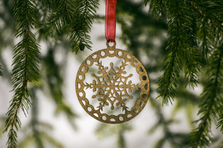 Decoratiune din lemn cu un fulg de nea auriu [0]