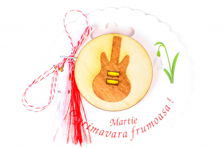 Insigne - Insigna din lemn cu o chitara