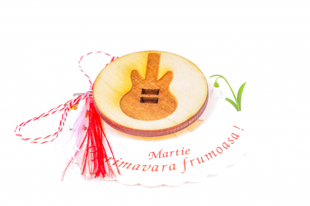 Insigna din lemn cu o chitara [1]