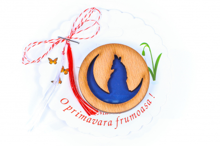 Cadouri pentru EL - Insigna din lemn cu un lup care urla la luna