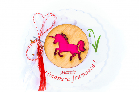 Cadouri pentru cea mai buna prietena - Insigna din lemn cu un unicorn