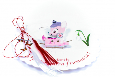 Martisor-brosa cu o caprioara roz [1]