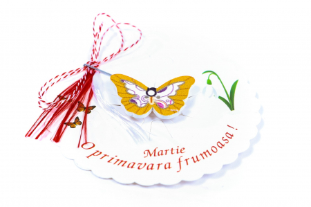 Martisor-brosa cu un fluturas galben mustar cu model [1]