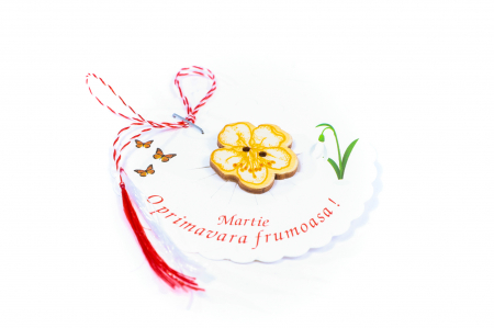 Martisor-brosa cu o floricica galbena [1]