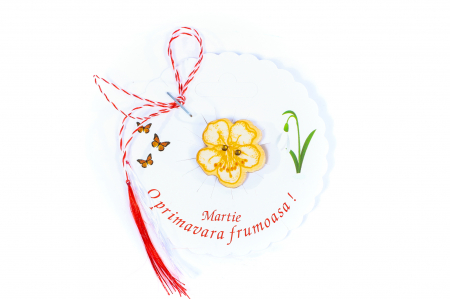 Martisor-brosa cu o floricica galbena [0]