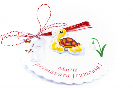 Martisor-brosa cu o broscuta testoasa galbena [1]