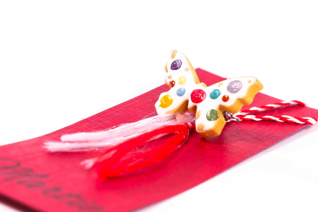 Martisor din ceramica pictat manual cu un fluturas cu buline colorate [2]