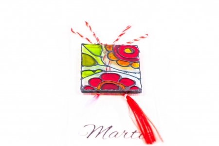 Martisor din sticla pictat manual cu floricica rosie  si contur argintiu [2]