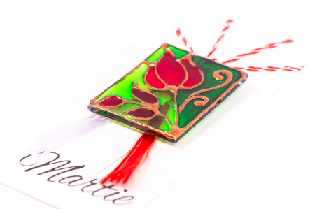 Martisor din sticla pictat manual cu o lalea si frunze rosii cu contur auriu [2]