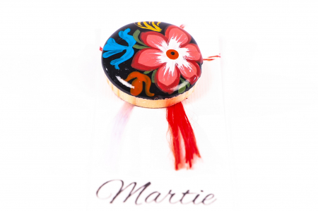 Martisor din ceramica pictat manual cu o floare rosie si una albastra [1]