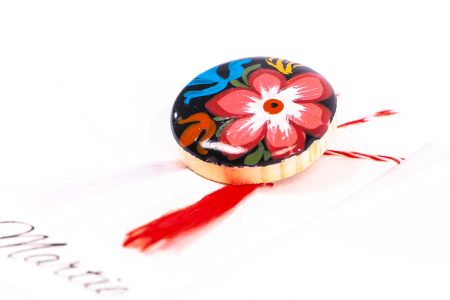 Martisor din ceramica pictat manual cu o floare rosie si una albastra [2]