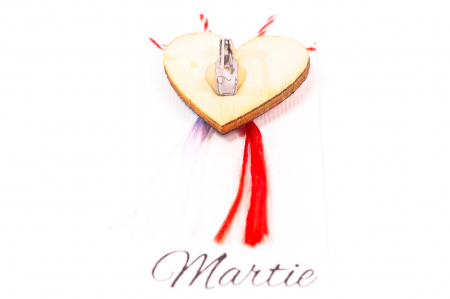 Martisor din ceramica pictat manual forma de inima cu o floare rosie si una albastra [3]