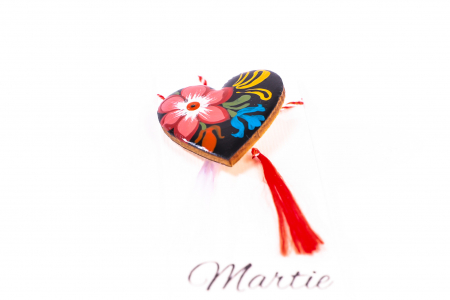 Martisor din ceramica pictat manual forma de inima cu o floare rosie si una albastra [1]
