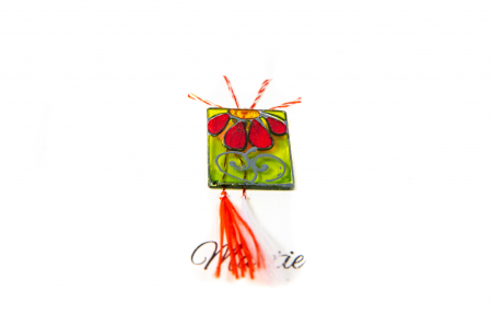 Martisor din sticla pictat manual cu o floare rosie cu contur argintiu [1]