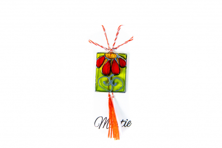 Martisor din sticla pictat manual cu o floare rosie cu contur argintiu [0]