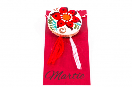 Martisor din ceramica pictat manual cu o floare mare rosie [1]