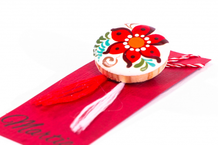 Martisor din ceramica pictat manual cu o floare mare rosie [2]