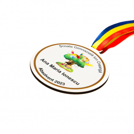 Medalie personalizata din lemn cu copacel, copii si creioane pe fundal alb [1]