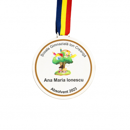 Medalie personalizata din lemn cu copacel, copii si creioane pe fundal alb [2]