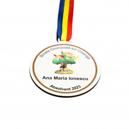 Cadouri pentru profesori - Medalie personalizata din lemn cu copacel, copii si creioane pe fundal alb