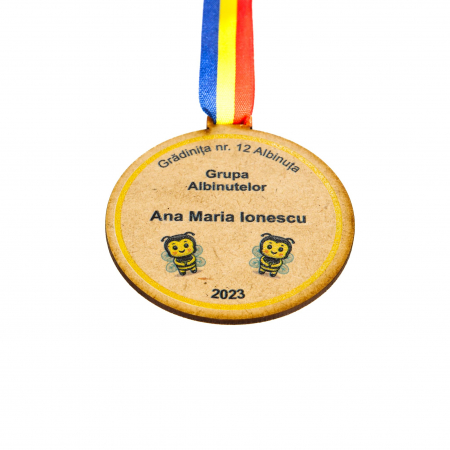 Cadouri pentru profesori - Medalie personalizata din lemn pentru grupa Albinutelor