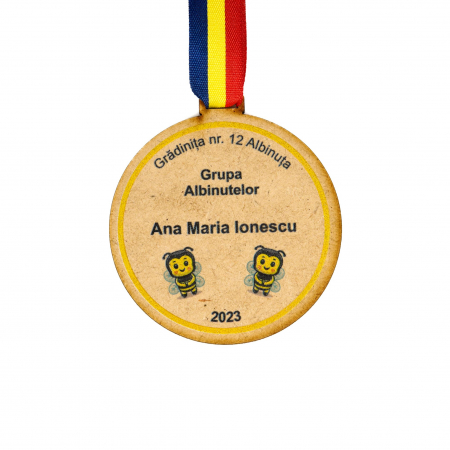Medalie personalizata din lemn pentru grupa Albinutelor [2]
