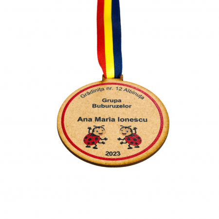 Cadouri pentru profesori - Medalie personalizata din lemn pentru grupa Buburuzelor
