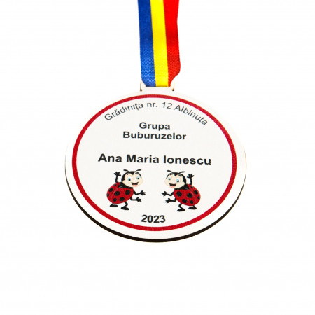 Cadouri pentru profesori - Medalie personalizata din lemn pentru grupa Buburuzelor pe fundal alb