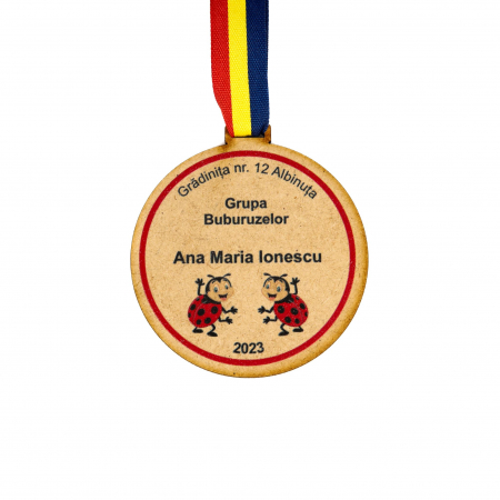 Medalie personalizata din lemn pentru grupa Buburuzelor [2]