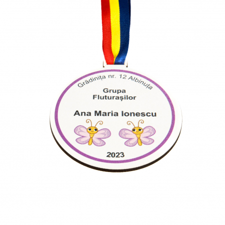 Cadouri pentru profesori - Medalie personalizata din lemn pentru grupa Fluturasilor pe fundal alb