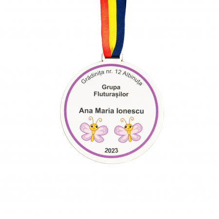 Medalie personalizata din lemn pentru grupa Fluturasilor pe fundal alb [2]