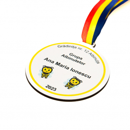 Medalie personalizata din lemn pentru grupa Albinutelor pe fundal alb [1]