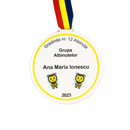 Medalie personalizata din lemn pentru grupa Albinutelor pe fundal alb [2]
