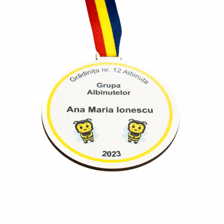 Cadouri pentru profesori - Medalie personalizata din lemn pentru grupa Albinutelor pe fundal alb