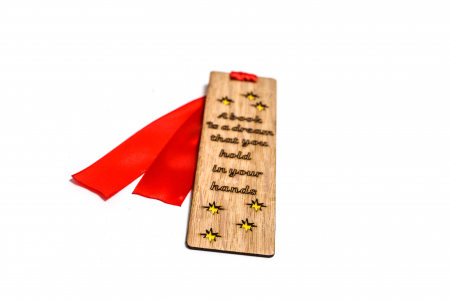 Semn de carte din lemn cu mesaj despre carti [1]