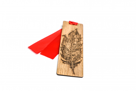 Semn de carte din lemn cu o pana [1]