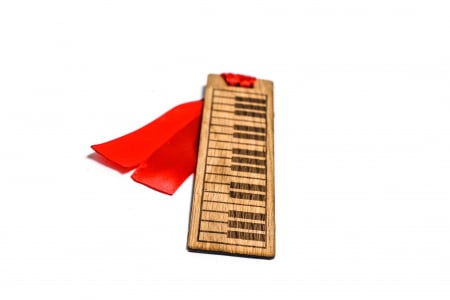 Semn de carte din lemn cu un pian [1]