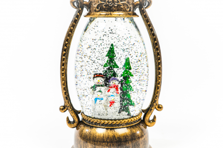 Ornament tip felinar oval care lumineaza cu 3 oameni de zapada [1]