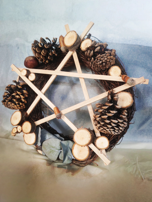 Coronita de Craciun din nuieluse si felii de lemn [2]