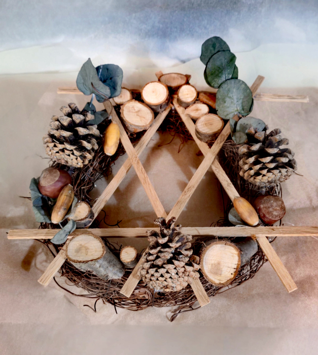 Coronita de Craciun din nuieluse si felii de lemn [5]