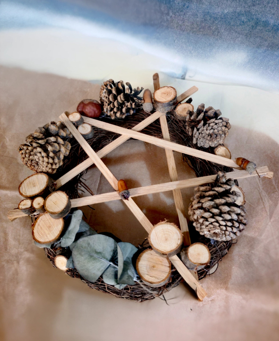 Coronita de Craciun din nuieluse si felii de lemn [8]