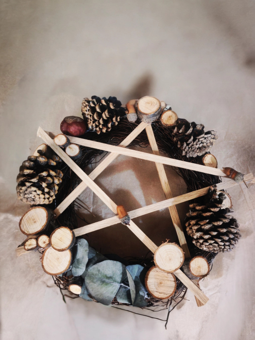 Coronita de Craciun din nuieluse si felii de lemn [6]