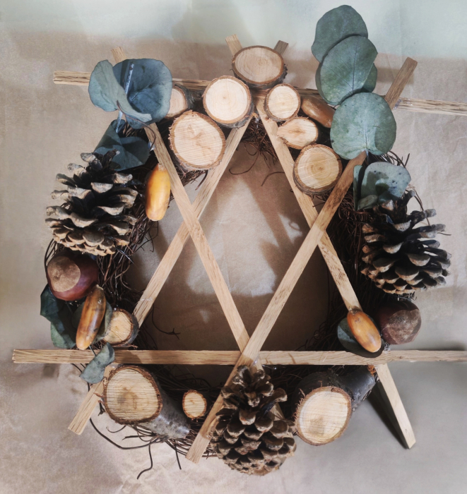 Coronita de Craciun din nuieluse si felii de lemn [4]