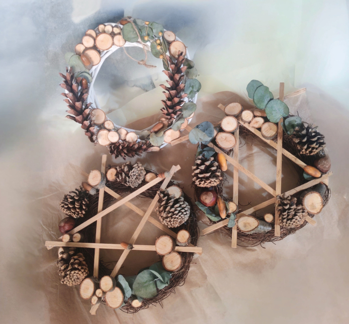 Coronita de Craciun din nuieluse si felii de lemn [3]