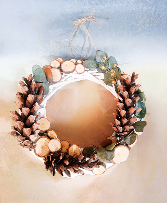 Coronita de Craciun din nuiele albe si felii de lemn [2]