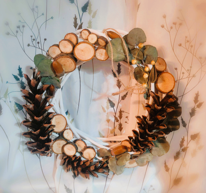 Coronita de Craciun din nuiele albe si felii de lemn [3]