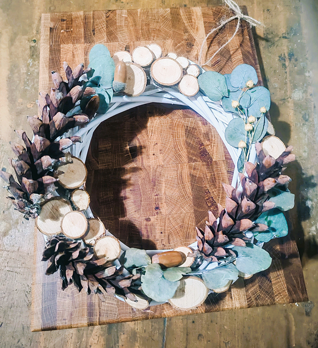 Coronita de Craciun din nuiele albe si felii de lemn [5]